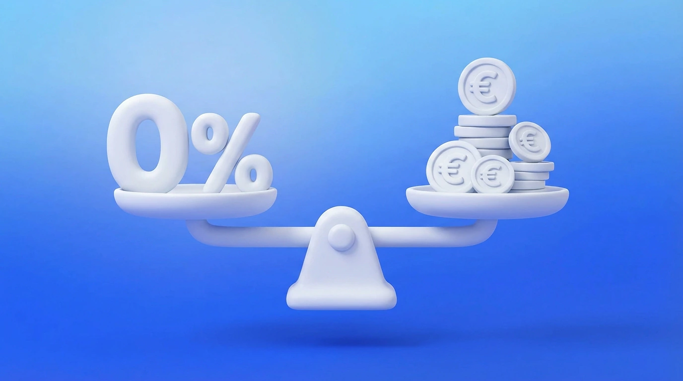 Illustration 3D d'une balance avec un symbole zéro pourcent d'un côté et des pièces en euros de l'autre, représentant l'absence de commission