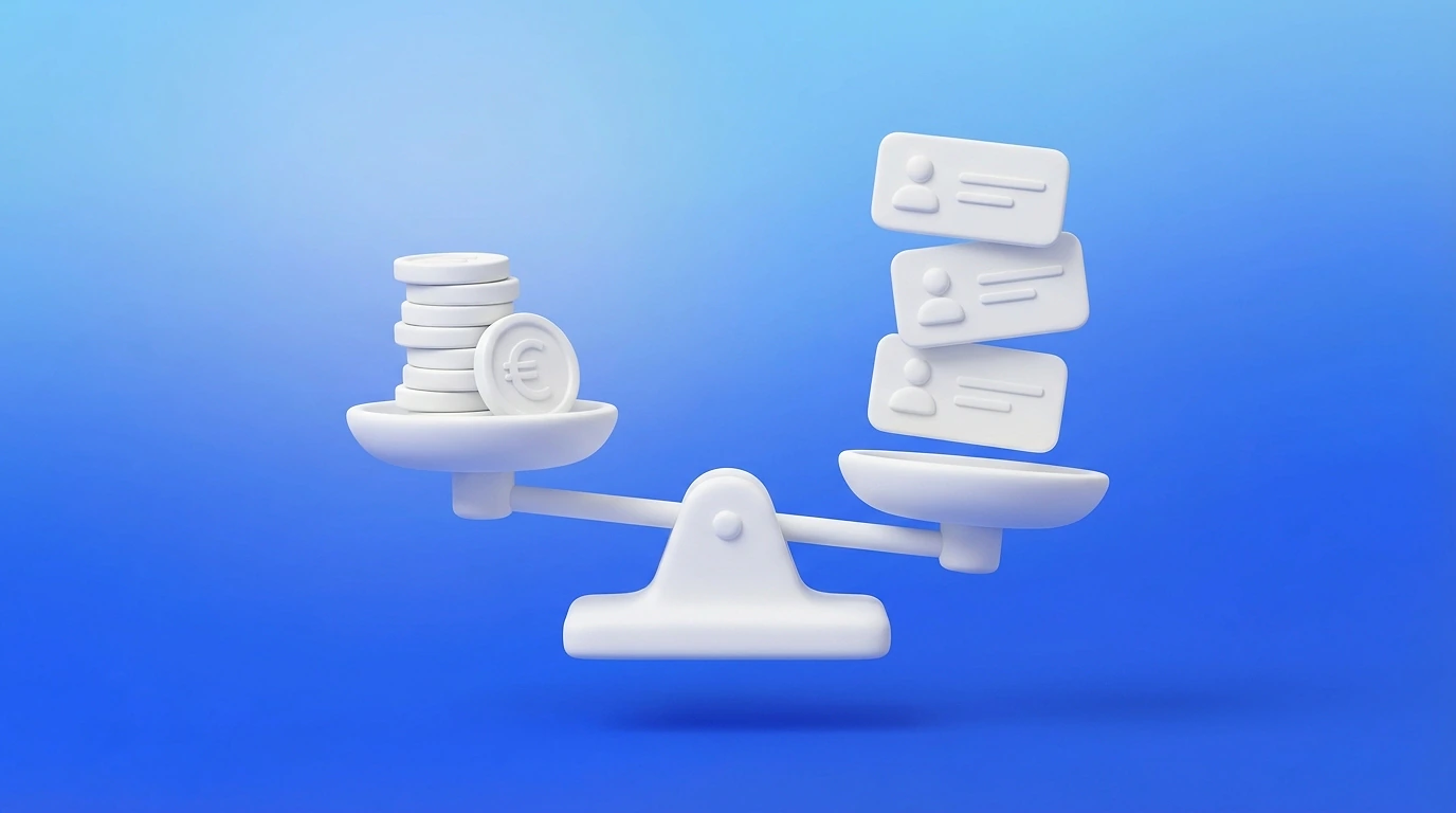 Illustration 3D d'une balance avec des pièces en euros d'un côté et des fiches profil freelance de l'autre, représentant la commission et le comparatif de plateformes